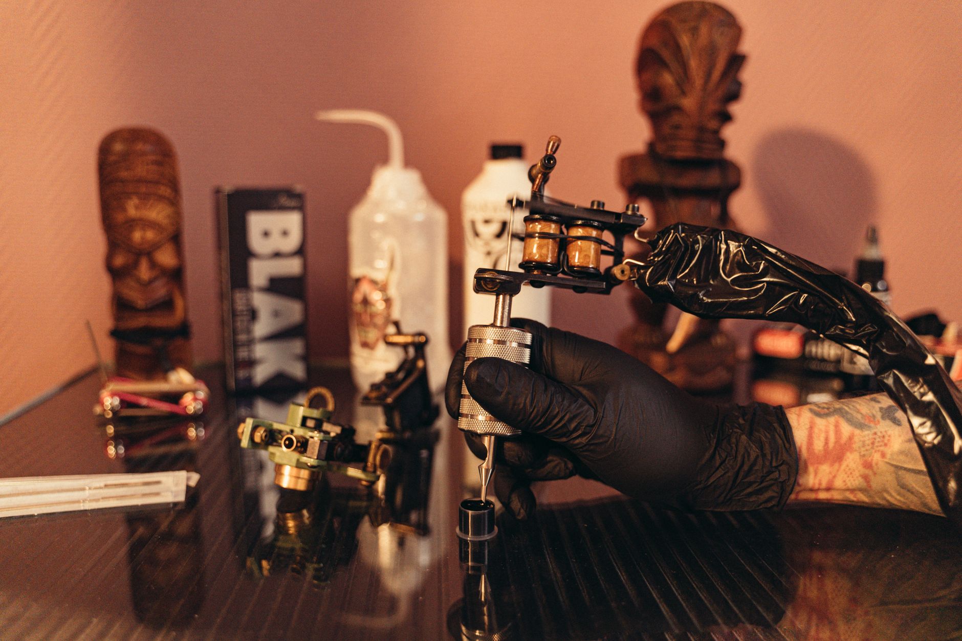 Tatoueur équipe à Tours